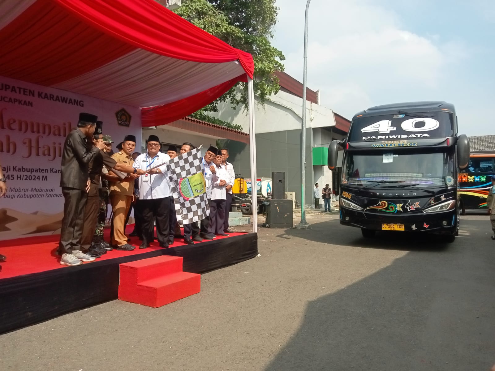 Pemkab Karawang Lepas Pemberangkatan 430 Calon Jemaah Haji untuk Kloter 05 JKS di Islamic Center