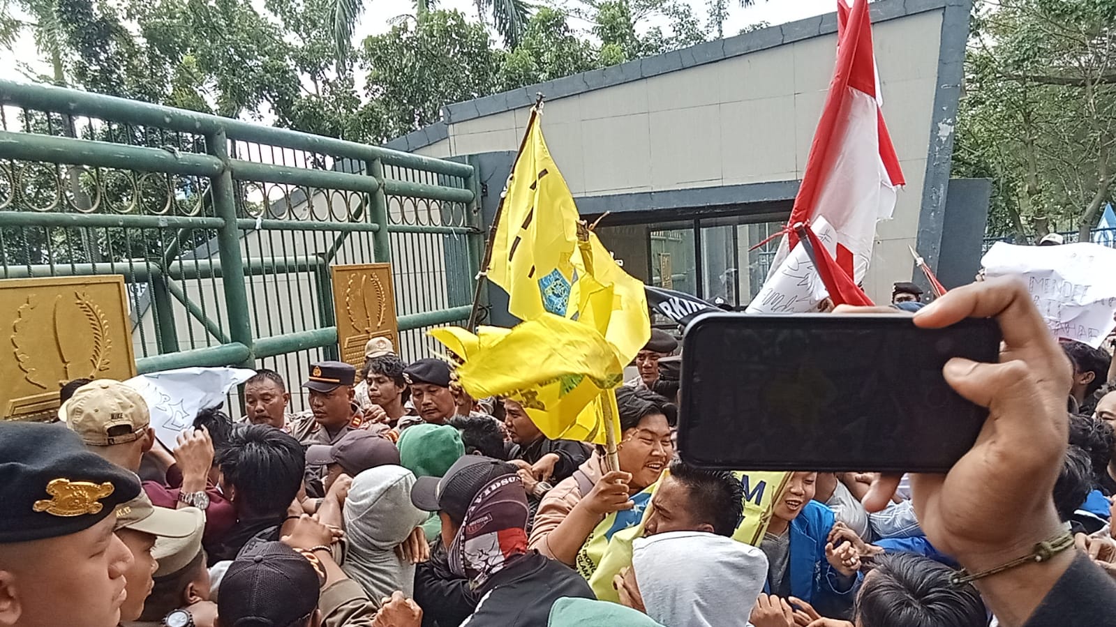 Terlibat Dorong-Saling Lempar, Unjuk Rasa yang Digelar Aliansi Masyarakat-Mahasiswa di Kabupaten Bekasi Ricuh