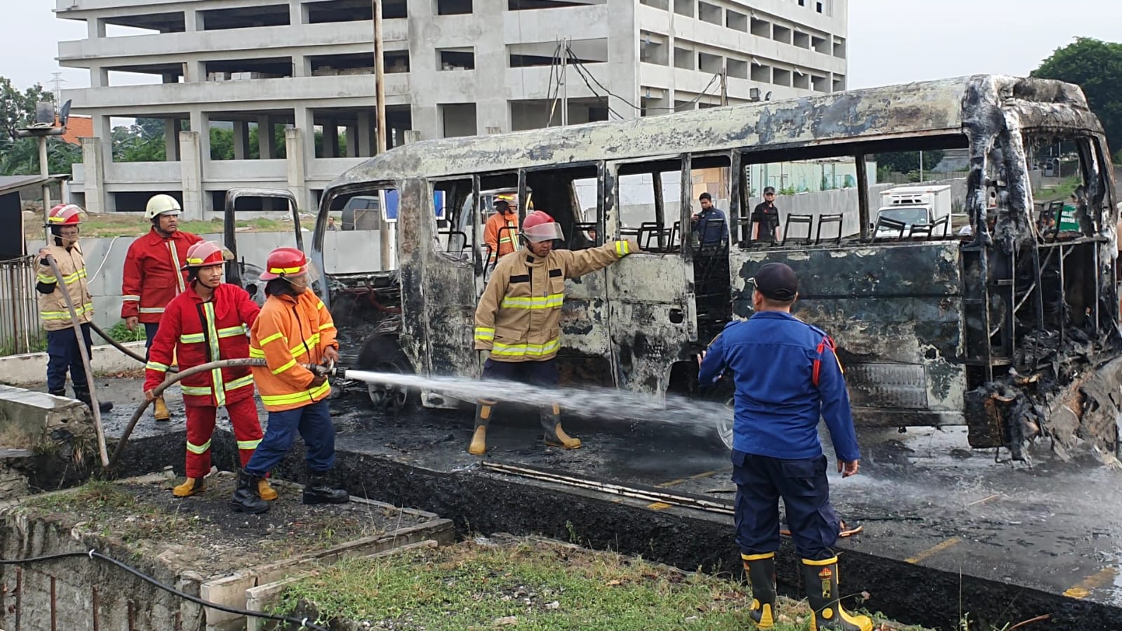 Diduga Korsleting Arus Listrik, Bus Elf Travel Ludes Terbakar di Mega Bekasi