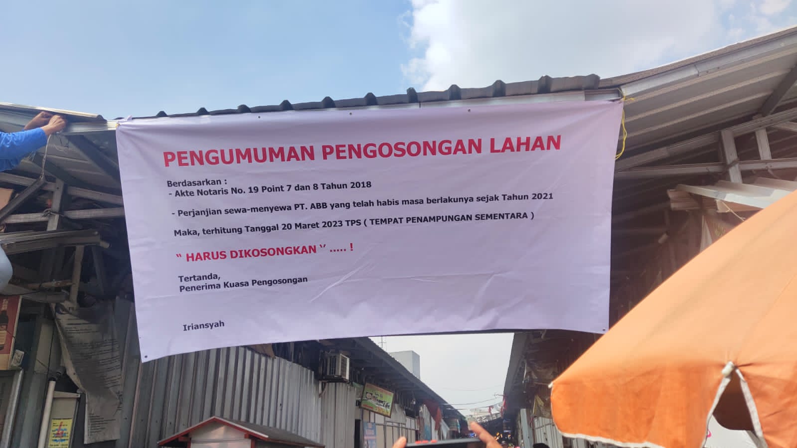 Spanduk Pengumuman Pengosongan Lahan Terpasang di TPS Pasar Kranji   
