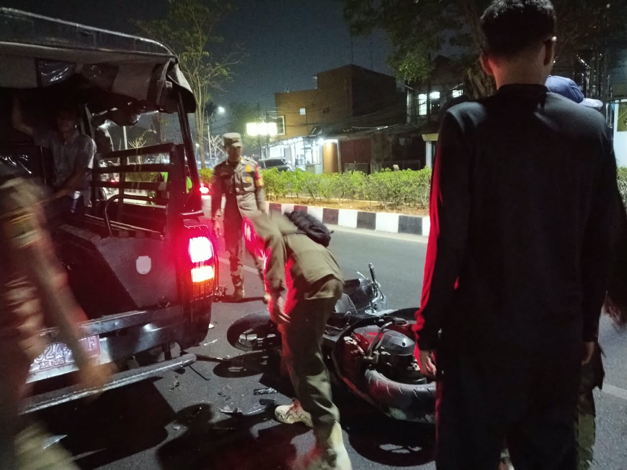 Satpol PP Karawang Bantu Pengobatan dan Perbaikan Motor Pengemudi Ojol yang Tabrak Mobil Patroli