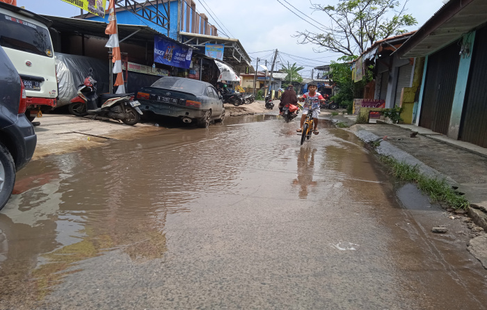 Jalan Ampera Bekasi Timur, Selalu Tergenang Meski Tak Hujan, Kelurahan kemana? 