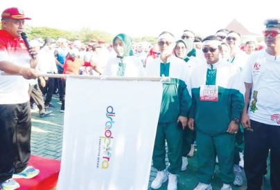 Ribuan Peserta Ikut Lomba Gerak Jalan, Semarakan Hari Jadi Kabupaten Bekasi ke-74 dan HUT RI ke-79