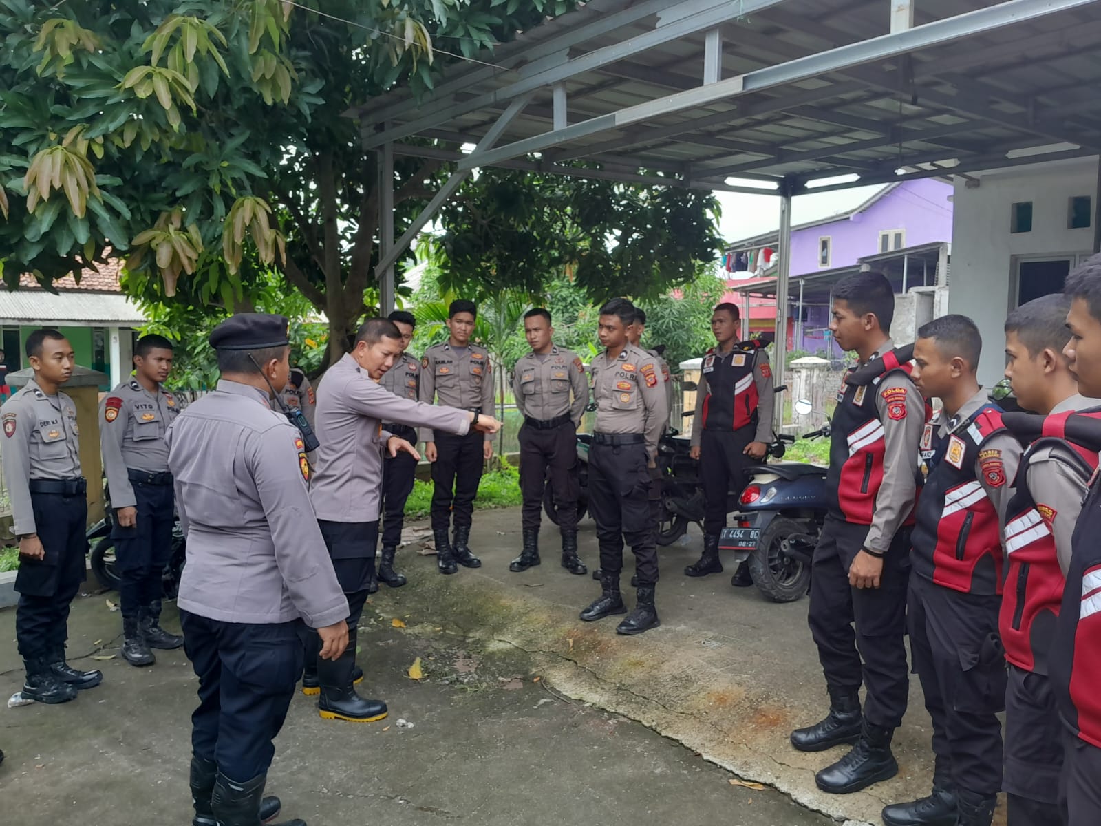 Banjir Kembali Benamkan Karangligar, Puluhan Personel Polres Karawang Turun ke Permukiman Warga