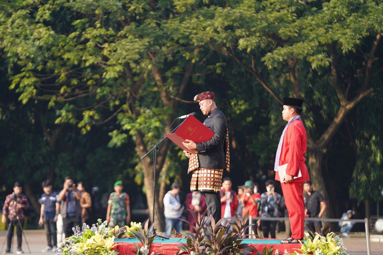 Kenakan Baju Adat Lampung, Plt. Wali Kota Bekasi Jadi Inspektur Upacara Peringatan Hari Lahir Pancasila