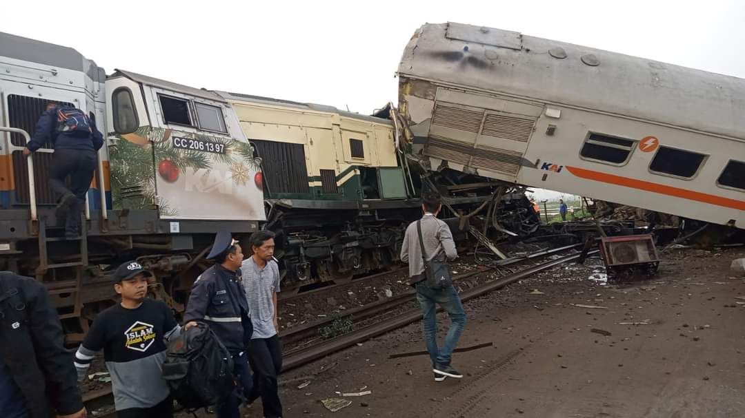 Kereta Turangga Tabrakan dengan KA Bandung Raya di Cicalengka, 3 Orang Tewas dan 28 Penumpang Luka-luka