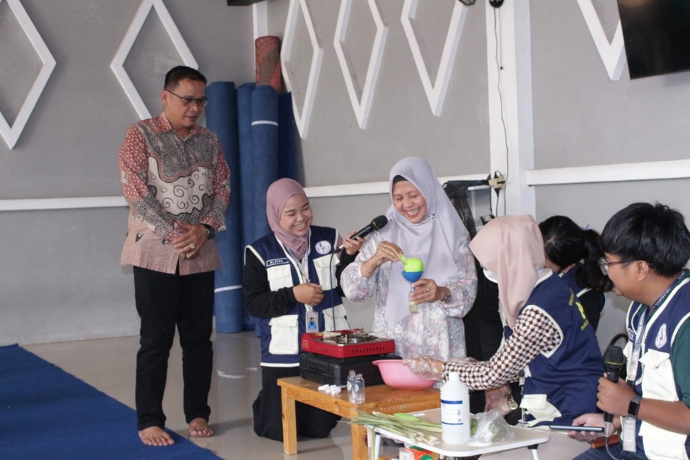 Mahasiswa Farmasi Universitas Esa Unggul Ajak Warga Cikiwul Manfaatkan Serai sebagai Anti Nyamuk Herbal