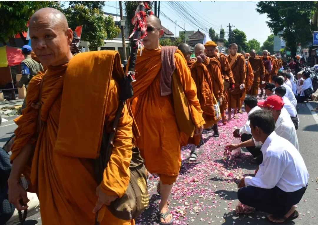 Perjalanan Spiritual Biksu Thudong di Sambut Meriah Umat Budha di Cikarang