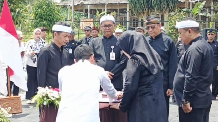 Bupati Om Zein Pilih Tengah Kebun