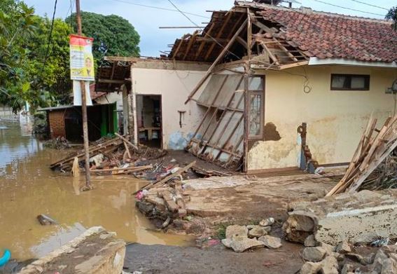 Sangking Derasnya Banjir di Desa Citeureup, Ada Sejumlah Warga yang Jebol Atap Demi Selamatkan Diri