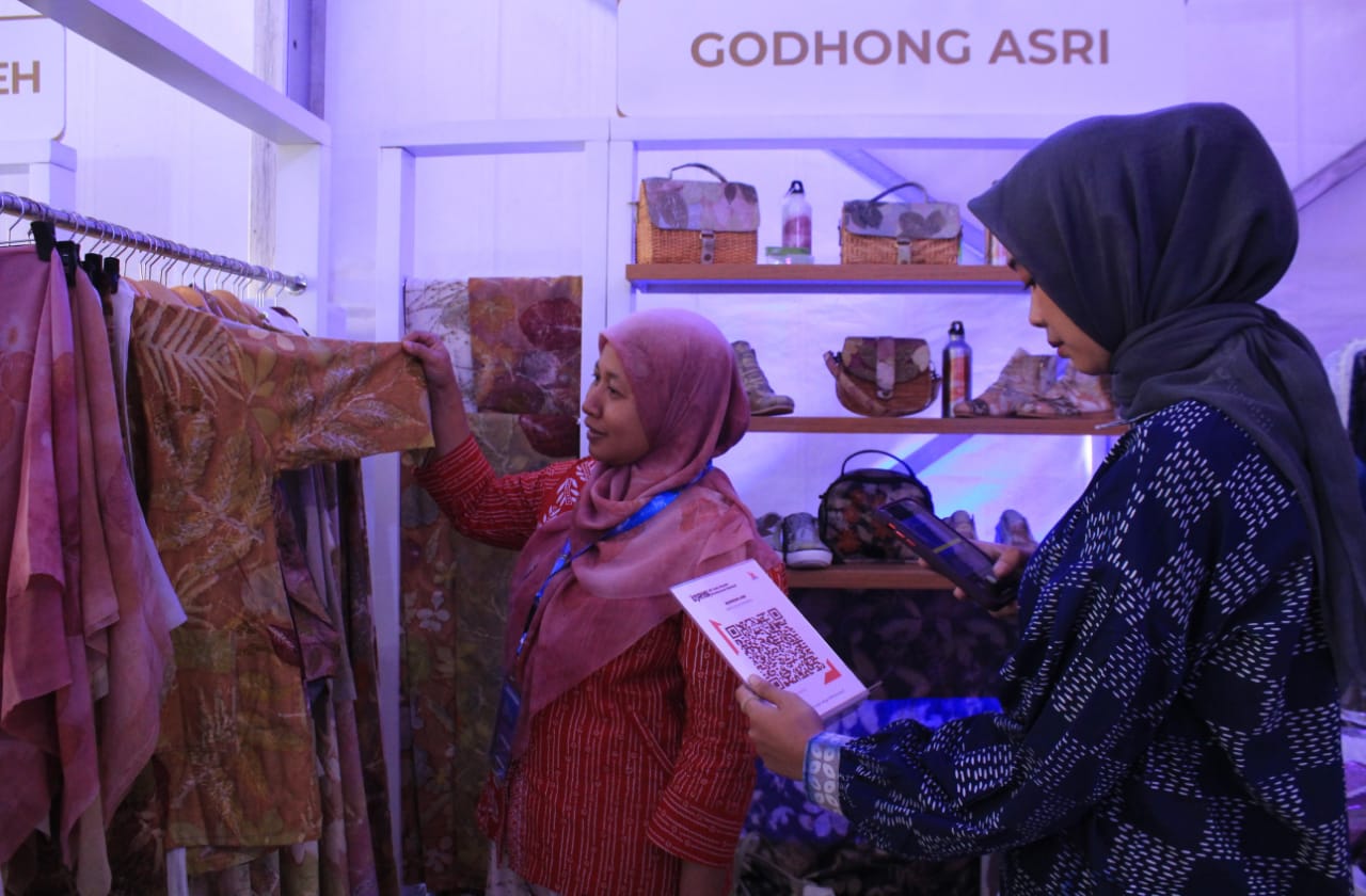 Batik Ecoprint Bernuansa Alam Makin Diminati Kaum Hawa