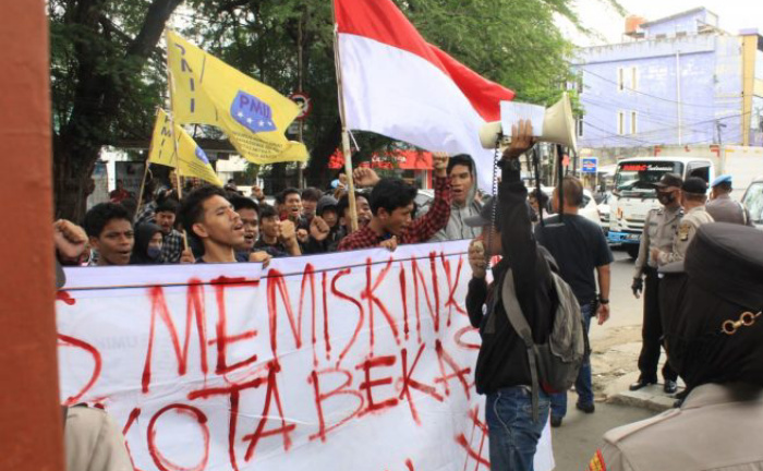 Prihatin Angka Kemiskinan di Kota Bekasi terus Meningkat, Puluhan Mahasiswa PMII Turun ke Jalan