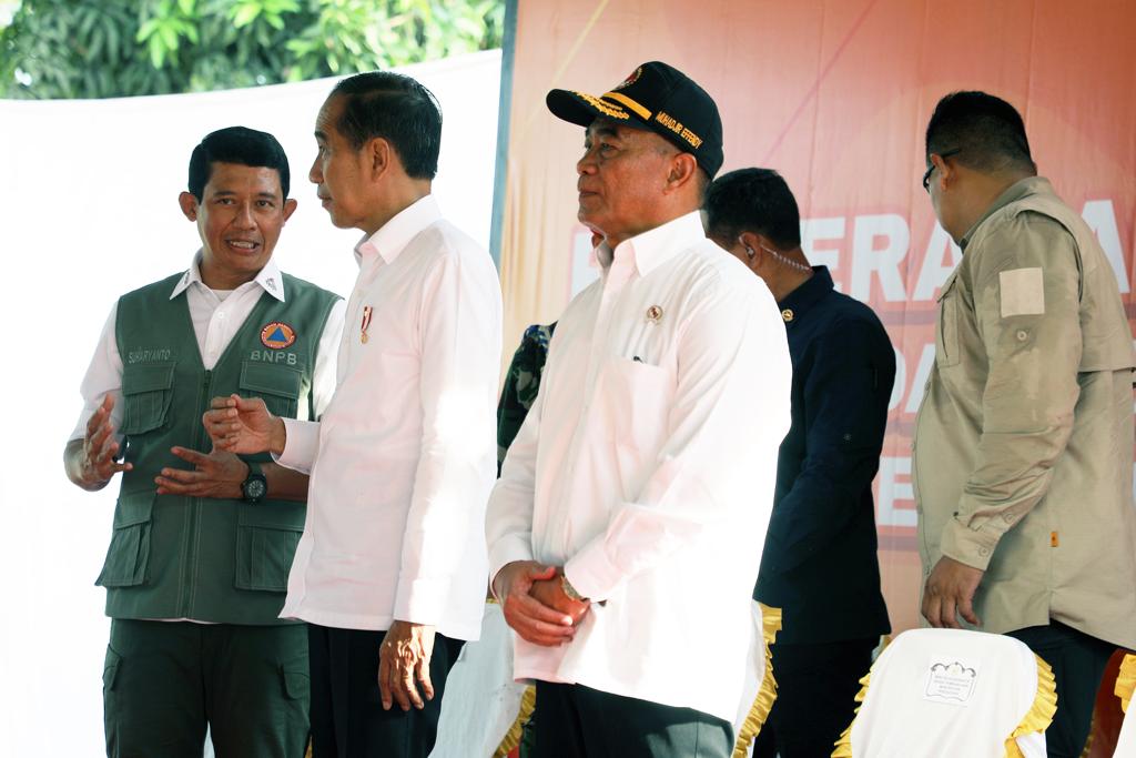 Didampingi Kepala BNPB, Jokowi Serahkan Bantuan Dana Stimulan Kepada Petani yang Gagal Panen Akibat Banjir