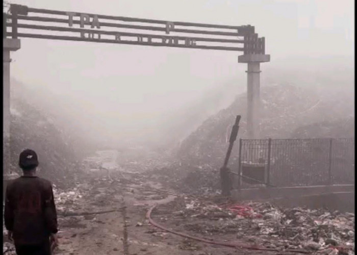 Kebakaran di TPA Jalupang, Petugas Damkar : Tumpukan Sampah yang Tinggi Jadi Kendala!