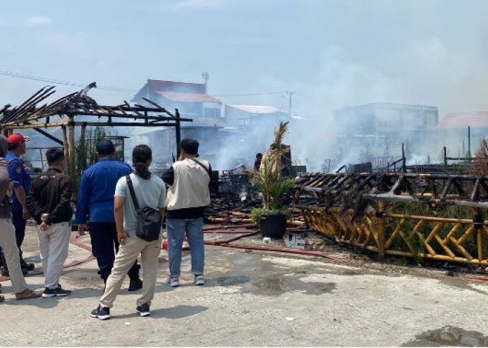 Rumah Makan Saung Kabogoh Karawang Terbakar Hebat, Tinggal Tersisa Puing, Begini Penampakannya