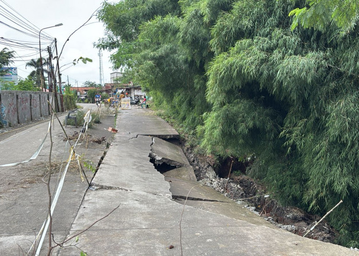 Jalan Purwadana Amblas Tergerus Air Citarum