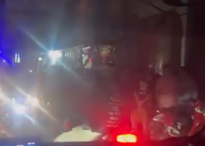 Rok Tersangkut Rantai Motor Ojek Online, Penumpang Terjatuh dan Alami Luka Serius di Cikarang Barat