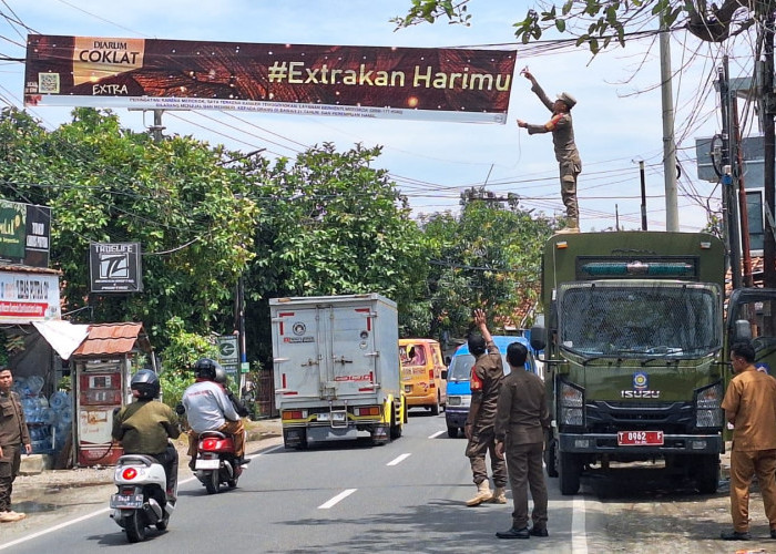 Satpol PP Karawang dan Satpol PP Jabar Tertibkan Spanduk Liar di Jalan Provinsi Tanjungpura–Dengklok