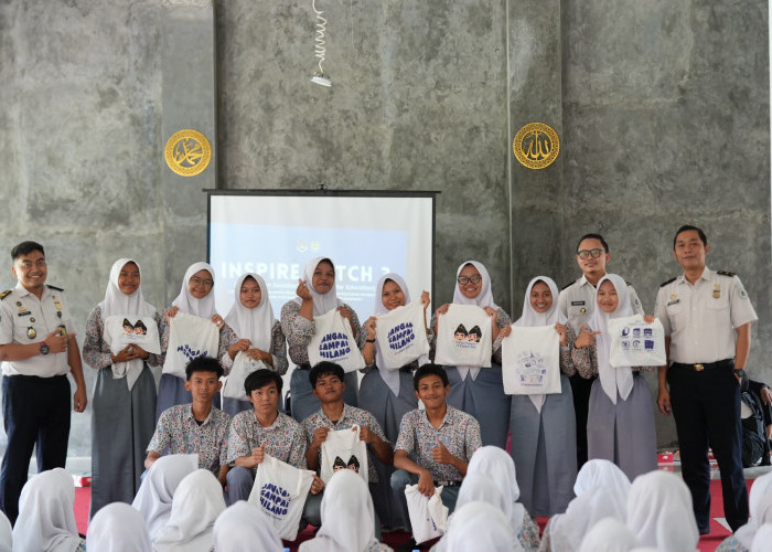 Mitigasi TPPO Sejak Dini, Imigrasi Karawang Beri Edukasi Keimigrasian di SMAN 4 Karawang