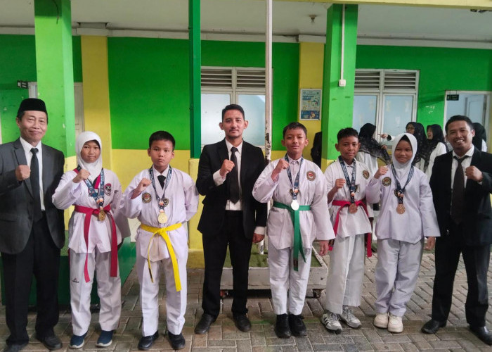 Membanggakan, Lima Siswa MI Al I’anah Ukir Prestasi di Kejurcab Taekwondo Karawang 2026