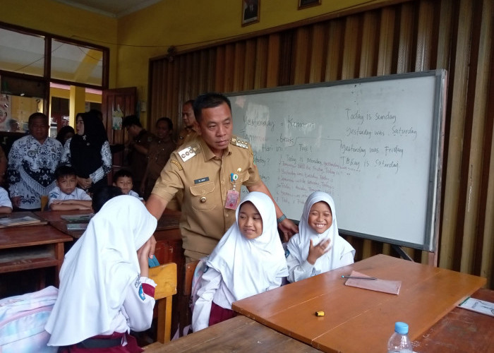 Hari Guru Nasional, Bupati Karawang Laksanakan Simulasi Program Makan Siang Gratis di SDN Anggadita IV Klari