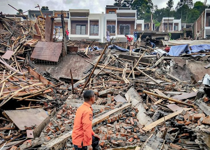 Longsor di Bandung Barat Akibatkan 12 Rumah Mewah Hancur