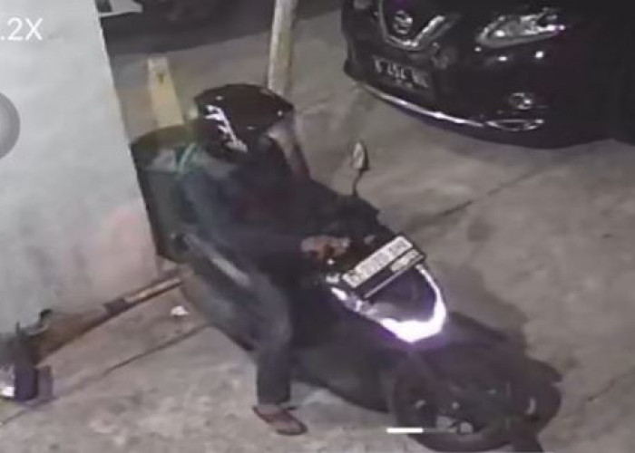 Terekam CCTV, Sepeda Motor Karyawan Cafe Raib Ditempat Parkiran