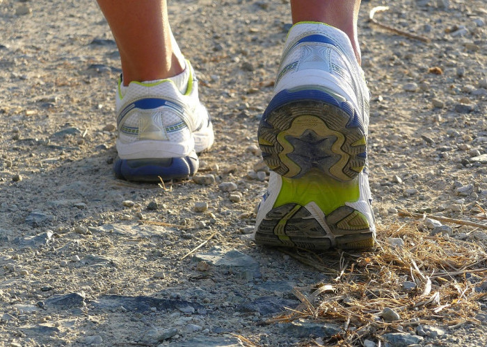 Jangan Asal Beli! Ini 12 Tips Memilih Sepatu Lari Lokal Berkualitas Sesuai Bentuk Telapak Kaki