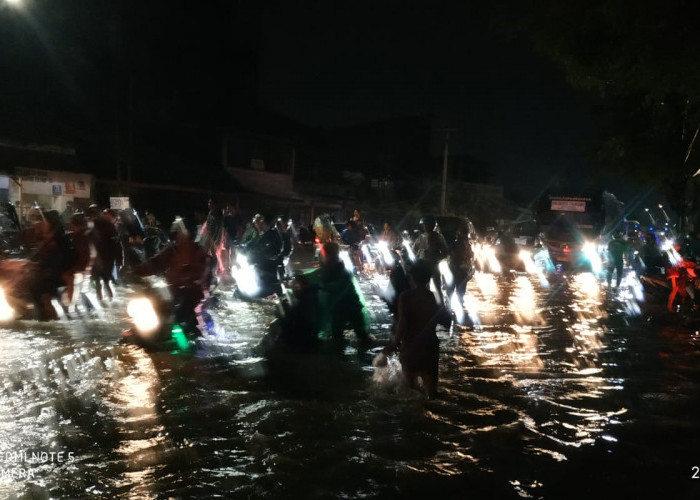 Jalur Utama Karawang-Bekasi Terputus Akibat Banjir