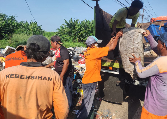 Selama Libur Lebaran, Volume Sampah di Kabupaten Karawang Melejit hingga 300 Ton per Hari