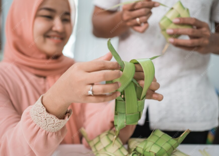 Ini 4 Cara Mudah Menganyam Ketupat Lebaran Sendiri di Rumah, Anti Gagal dan No Ribet!