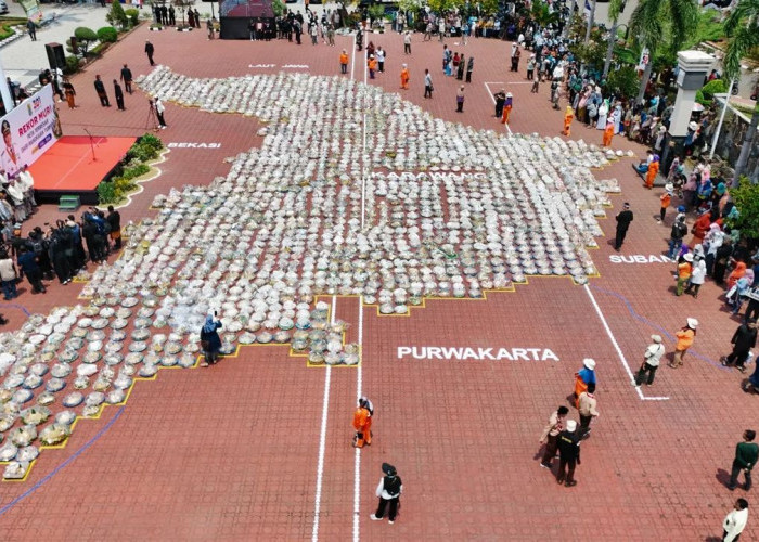 Pipik: Tumpeng Karawang Pecahkan Rekor Dunia, Dibagikan Gratis ke Warga, yang Basi Dibuang