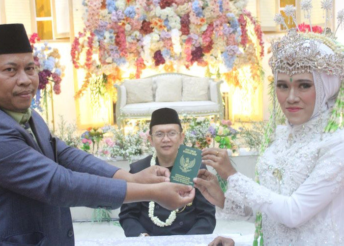 Bantu Duafa di Kabupaten Bekasi, Pemkab Bekasi Fasilitasi Puluhan Pasangan Calon Pengantin Nikah Gratis