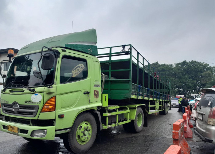 Puluhan Truk Bersumbu Besar Tiga atau Lebih Nekat Masuk Tol Japek