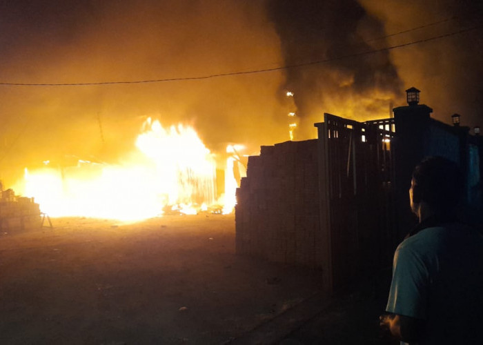 Kebakaran Hebat Toko Material di Bekasi, Tewaskan Ibu dan 2 Anak Terjebak di Lantai 1 