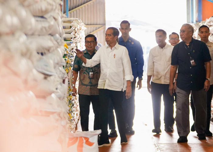 Jokowi Cek Stok Beras di Gudang Bulog Cibitung, Bantuan Pangan Diperpanjang Hingga Juni Mendatang 