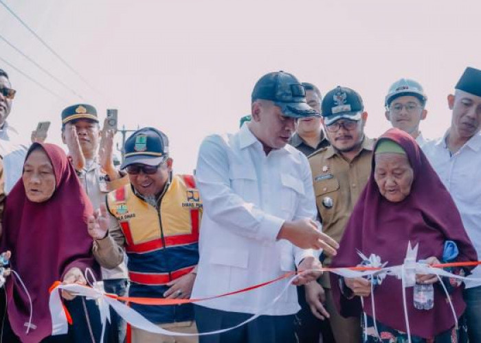 Disaksikan Bupati Karawang, Mak Resih dan Mak Halimah Resmikan Jembatan Harmoni Senilai Rp 2 Miliar