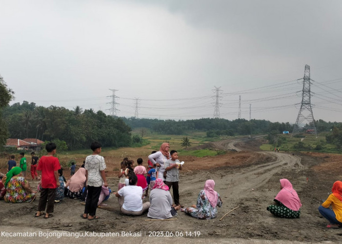 Emak-emak Bojongmangu Bekasi Demo Proyek Exit Tol Japek 2, Ini Tuntutannya
