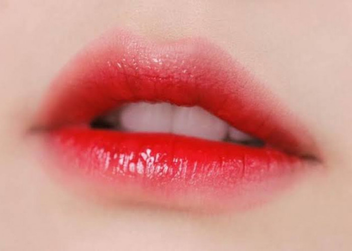 7 Tips Merawat Bibir Tetap Merah Alami, No 7 Sering Terlupakan!