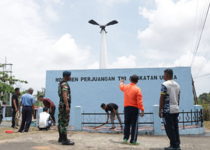 Personel Lanud RHF dan Masyarakat Menggelar Karya Bhakti Korve di Lokasi Monumen Perjuangan TNI AU 