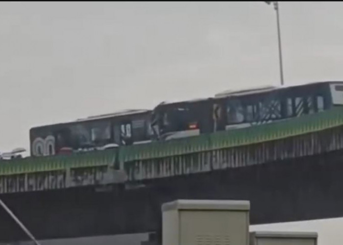 Detik-detik Dua Bus Transjakarta Adu Banteng di Jalur Langit Koridor 13 Cipulir, Diduga Akibat Sopir Mengantuk