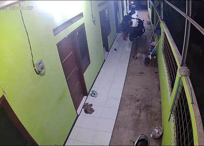 Terekam CCTV, Inilah Detik-detik Motor, Hp dan Uang Tunai Milik Penghuni Kosan di Karawang Diembat Maling