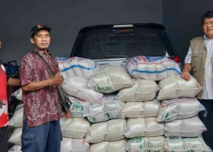 Anggota DPRD Karawang, Natala Sumedha Bagikan 1,2 Ton Beras kepada Puluhan Masyarakat Menjelang Idul Fitri