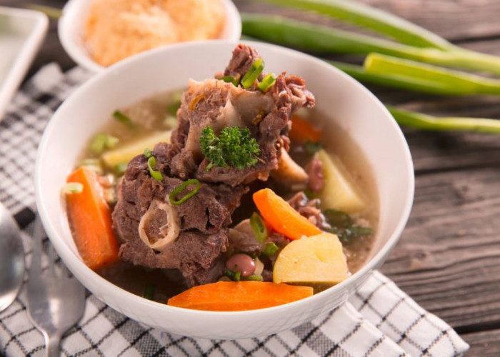 Resep Sop Buntut Penghangat Tubuh: Menu Makan Siang Keluarga Paling Pas Saat Hujan Deras
