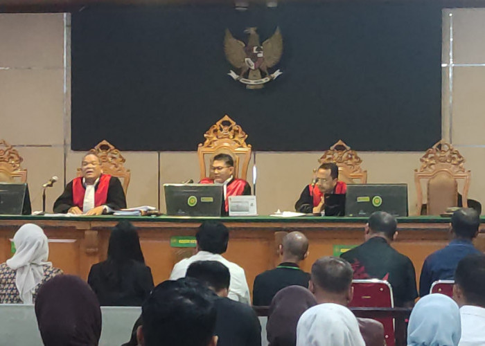 Ade Kunang Hadirkan Istri dan Kakak Jadi Saksi, Hakim : Pendapatan Miliaran, Kok Masih Terima Uangnya
