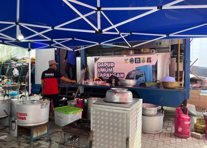 Dapur Umum Tagana Karawang Produksi Hingga 700 Bungkus Makanan per Hari untuk Korban Banjir