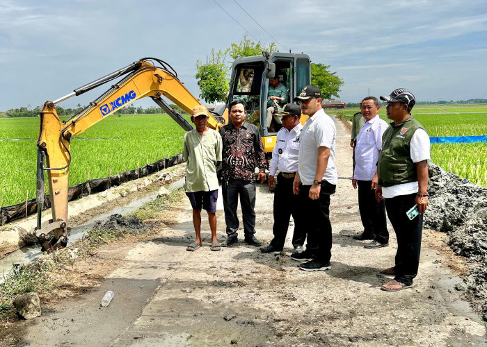 DPKP Karawang Lakukan Normalisasi di Wilayah Kecamatan Kutawaluya