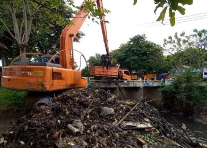 Darurat Penumpukan Sampah di Kali Baru, Pemkot Bekasi Turunkan Alat Berat dan Tim Amphibi