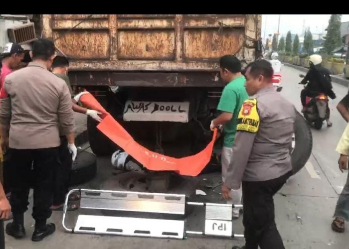 Diduga Minimnya Penerangan dan Ngantuk, Pengendara Motor Tewas di Kolong Truk