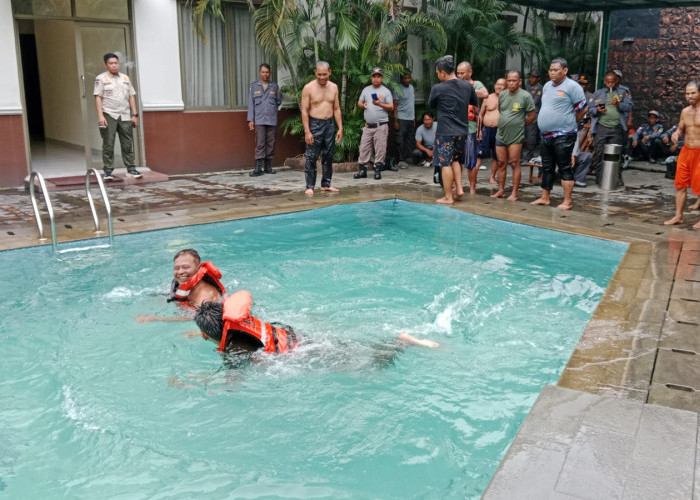 Tingkatkan Skill, Sebanyak 70 Anggota Linmas di Cikarang Selatan Dapat Pelatihan Penyelamatkan Orang Tenggelam